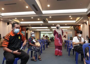 PETUGAS KPJ Johor yang mengenakan baju Melayu dan baju kurung cekal berkhidmat bagi membantu proses vaksinasi berjalan lancar di PPV hospital itu di Johor Bahru, Johor.