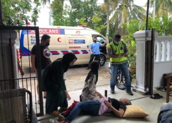 MANGSA yang cedera ditikam menggunakan pisau terbaring kesakitan ketika cuba meleraikan pergaduhan antara jiran di Permas Jaya, Johor.