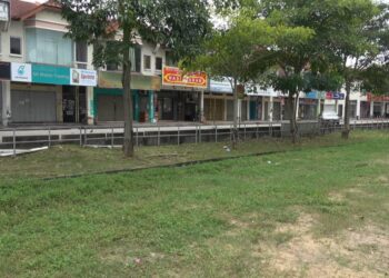 LOKASI kejadian yang mana beberapa individu berjaya meloloskan diri dengan memanjat pagar yang tidak dipasang kawat duri dan keluar dari kawasan Perumahan Sungai Isap yang dikenakan PKPD di Kuantan, Pahang. - UTUSAN/DIANA SURYA ABD WAHAB