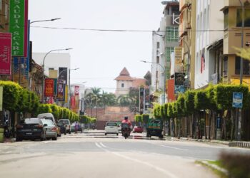 KEADAAN bandar Kota Bharu lengang tanpa kenderaan yang banyak sebagaimana lazimnya setiap kali sambutan hari raya Aidilfitri dan Aidiladha di Kelantan. - UTUSAN/ZULHANIFA SIDEK