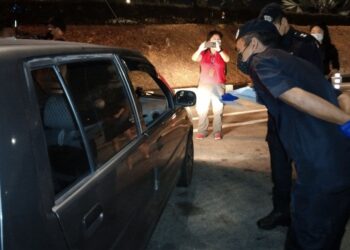 ADZLI Abu Shah bertanyakan sesuatu kepada seorang pemandu yang dipakaikan gelang pink kerana dipercayai positif Covid-19 di SJR  Plaza Tol Sungai Petani Utara di Sungai Petani. -  UTUSAN/ABD. RAZAK OSMAN