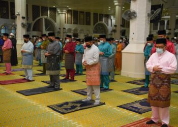 SULTAN Mizan Zainal Abidin (dua dari kanan) bersama anakanda berkenan menunaikan solat sunat Aidiladha di Masjid Al-Muktafi Billah Shah, Ladang, Kuala Terengganu. - UTUSAN/PUQTRA HAIRRY ROSLI