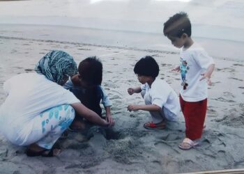 PENULIS (kanan) ketika berusia empat tahun bersama kakak-kakak dan sepupu membina istana pasir di Pantai Batu Buruk, Terengganu pada 2007.