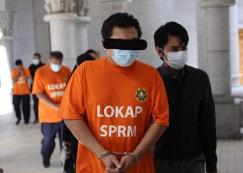 DUA bekas YDP Majlis Perbandaran di Selangor ditahan SPRM  kerana disyaki menerima rasuah daripada kontraktor projek perumahan di Mahkamah Majistret, Putrajaya. - UTUSAN/FAIZ ALIF