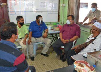 EDDIN Syazlee Shith beramah mesra dengan pemandu-pemandu teksi selepas menyerahkan sumbangan bantuan Pakej Perlindungan Rakyat dan Pemulihan Ekonomi (Pemulih) oleh Pejabat Parlimen Kuala Pilah kepada pemandu-pemandi teksi di Hentian Teksi hari ini. UTUSAN/ZAKKINA WATI AHMAD TARMIZI