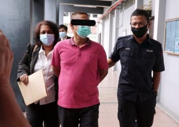 AHMAD Irang @ Suhiran Aris (tengah) mengaku tidak bersalah atas pertuduhan merogol penghuni wanita sebuah pusat jagaan swasta di Mahkamah Sesyen Ipoh. - UTUSAN/ZULFACHRI ZULKIFLI
