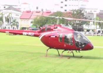 PESANAN nasi ganja yang dimuatkan dalam helikopter yang mendarat di Padang Ipoh. - UTUSAN/GAMBAR IHSAN AWANI PERAK