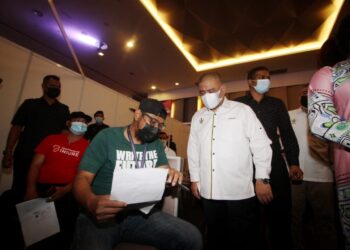 SAARANI Mohamad melawat PPV Program Imunisasi Industri Covid-19 Kerjasama Awam-Swasta (PIKAS) di Hotel Casuarina Meru di Ipoh hari ini. - UTUSAN/ZULFACHRI ZULKIFLI
