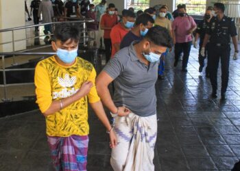 SEBAHAGIAN daripada 25 warga Bangladesh yang dihadapkan di Mahkamah Majistret Georgetown, Pulau Pinang hari ini atas kesalahan melanggar SOP PKP ketika sambutan Aidiladha Selasa lalu. - UTUSAN/MUHAMMAD FIRDAUS AMRAN