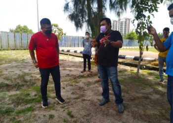 NORHIZAM Hassan Baktee (kiri) berbincang dengan wakil peniaga Dataran 1 Malaysia Klebang selepas meninjau kerosakan khemah akibat ribut di Klebang, Melaka. - UTUSAN/MUHAMMAD SHAHIZAM TAZALI