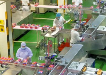 GARDENIA Bakeries (KL) Sdn. Bhd. melaksanakan pengasingan pekerja-pekerja menerusi waktu daftar masuk (clock-in) yang berbeza dengan mereka yang berstatus risiko rendah sahaja dibenarkan memasuki kawasan kilang.