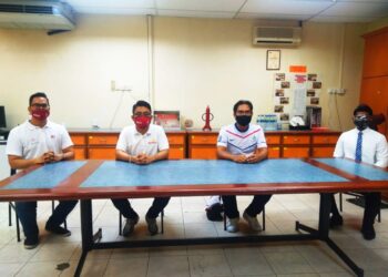 CASSEL Krishnan (dari kiri), Muhamad Danish Zainudin, Abdul Malek Hussin dan Cassian Anthony ketika sidang akhbar nasib bekas pekerja Pos Rider di Pejabat DAP Melaka, Klebang, Melaka. - UTUSAN/MUHAMMAD SHAHIZAM TAZALI