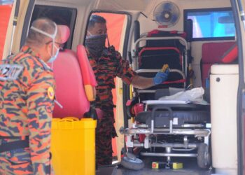 PASUKAN Khas Bahan Kimia Berbahaya (Hazmat) melalukan pemeriksaan terhadap sebuah ambulans yang dinaiki tiga petugas kesihatan Klinik Kesihatan Bukit Pelandok yang tidak sedarkan diri akibar keracunan gas karbon monoksida dalam kabin ambulans tersebut, semalam. - UTUSAN/MOHD. SHAHJEHAN MAAMIN.