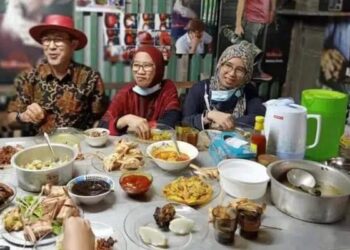 GAMBAR yang tular menunjukkan Mohd. Rashid Hasnon (kiri) didakwa menikmati juadah bersama dua orang wanita di sebuah ladang pertanian di Batu Pahat, Johor.