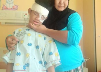 NORIDAH Bachok nekad berhenti kerja demi memberi tumpuan kepada anak tunggalnya, Nur Dini Umairah Abdullah yang mengalami buta mata kiri di PPR Uda Utama di Johor Bahru, Johor.