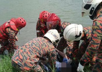 BOMBA mengeluarkan mayat seorang lelaki warga emas yang lemas selepas terjatuh ke dalam laut di hadapan Hospital Sultanah Aminah, Johor Bahru di Johor.