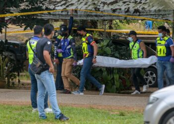 POLIS membawa mayat  Fong Swee Fuan yang dipercayai ditembak rakan baiknya dengan senapang patah di Taman Raya, Wakaf Tapai di Marang hari ini. - PUQTRA HAIRRY ROSLI