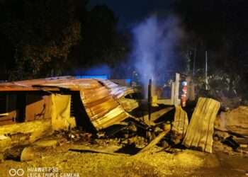 TIGA buah rumah musnah dalam kebakaran yang mengakibatkan seorang ditemukan rentung di Kampung Padang Tembak dekat Kampar semalam. - UTUSAN/IHSAN JBPM