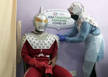MOHAMAD SYUKUR  Mohd. Patthi yang mengenakan kostum adiwira Ultraseven semasa menerima suntikan vaksin di Hospital Pakar KPJ, Bandar Perda, Bukit Mertajam, Pulau Pinang.