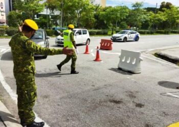 Mohamad Haziq Zikry Zainal Akmal, 22, berkorban masa dengan menjadi sukarelawan di PPV Spice Arena, Bayan Baru, Pulau Pinang.