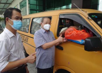 LIM Kit Siang (tengah) bersama Tan Hong Pin menyerahkan sumbangan berbentuk barangan keperluan harian kepada pengusaha bas sekolah yang terjejas akibat pandemik Covid-19 di GP Mall, Iskandar Puteri, Johor.