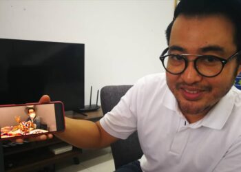 KHAIRULAZLAN  Abdul Karim menunjukkan video proses awal rekaan busana kontinjen negara di Sukan Olimpik 2020 yang dianjurkan di Tokyo, Jepun. - UTUSAN/ABDUL RAZAK IDRIS