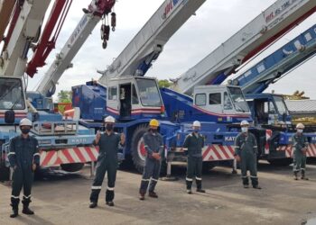 Pekerja-pekerja dalam perkhidmatan jentera berat milik Datuk Seri Mohd.Effandie bergambar di hadapan kren yang sudah lama tidak beroperasi sejak Perintah Kawalan Pergerakan bagi mengekang pandemik Covid-19 dilaksanakan.
ABDUL RAZAK IDRIS
