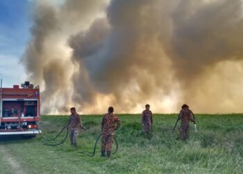 ANGGOTA bomba memadam kebakaran DI tapak bekas Padang Terbang Sitiawan di Lumut baru-baru ini. - PEMBERITA:  SHAMSUL KAMAL AMARUDIN/IHSAN JBPM