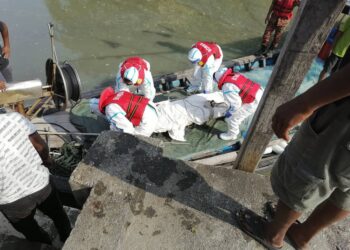 ANGGOTA Maritim Malaysia bersama JBPM membawa mayat yang ditemukan terapung ke Jeti Nelayan Kanchong Laut untuk proses pengecaman ahli keluarga.