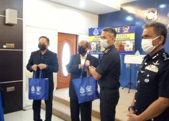 MOHD. Shuhaily Mohd Zain (dua dari kanan) menerima sumbangan bakul makanan daripada Pengerusi CCPSS), Datuk Mohamad Anil Shah Abdullah (tiga dari kanan) di Ibu Pejabat Polis Kontinjen (IPK) Pulau Pinang, Georgetown.