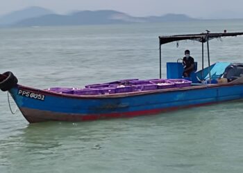 SEBUAH bot nelayan tempatan yang dikendalikan warga Myanmar ditahan Maritim Malaysia Pulau Pinang di kedudukan kira-kira 0.5 batu nautika barat Pulau Jerejak.