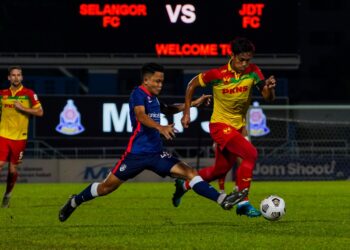 PEMAIN JDT, Arif Aiman (kiri), mengasak pemain Selangor, Syahmi Safari pada perlawanan Liga Super di Stadium MBPJ, hari ini.- UTUSAN/SHIDDIEQIIN ZON