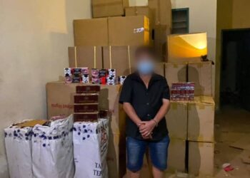 SEORANG lelaki yang ditahan bersama rokok seludup bernilai hampir RM1 juta di sebuah premis di Jalan Murni, Paloh di Kluang, Johor.
