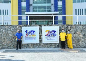 TUANKU SYED FAIZUDDIN PUTRA JAMALULLAIL bersama Raja Puan Muda Perlis Tuanku Lailatul Shahreen Akashah Khalil 
berangkat melancarkan secara simbolik sambutan dua dekad Unimap di Bangunan Canselori Unimap, Pauh Putra, Arau, Perlis hari ini.- UTUSAN