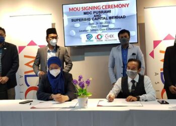 ASLAN (duduk, kanan) bersama Wan Sazrina (duduk, kiri) menandatangani perjanjian persefahaman bagi mewujudkan rangkaian farmasi antara MDC Pusrawi dengan SuperBig di Kuala Lumpur baru-baru ini.