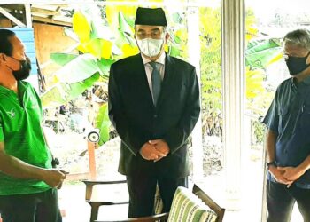 AHMAD JANIUS Abdullah (kiri) sedang memberi penerangan kepada Mohd. Ali Mohd. Rustam dan Hasan Rahman di Kampung Kesang Tua, Jasin, Melaka. - UTUSAN/AMRAN MULUP