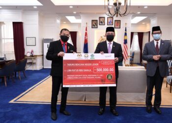 CHE Zakaria Mohd. Salleh (kiri) menyampaikan bantuan RM500,000 Kejora kepada Hasni Mohammad (tengah) untuk Tabung Bencana Negeri Johor di Iskandar Puteri, Johor.
