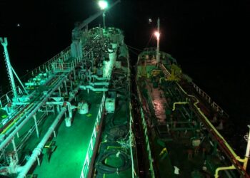 KAPAL tangki berdaftar di Belize (kiri) ditahan kerana disyaki cuba melakukan pemindahan minyak STS secara haram di perairan Johor Timur di Kota Tinggi, Johor.