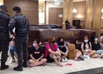 WANITA warga asing yang ditahan dalam serbuan di sebuah hotel di Jalan Raja Ekram, Ipoh semalam. - UTUSAN/IHSAN JABATAN IMIGRESEN PERAK