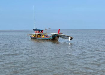 BOT nelayan yang dikesan menggunakan pukat rawa sorong di zon larangan di Pulau Pasir Hitam dekat Trong hari ini. - UTUSAN/IHSAN MARITIM MALAYSIA PERAK