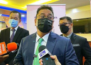 SULAIMAN Md. Ali ketika ditemui pemberita selepas melancarkan kempen 'Vax & Win' yang dianjurkan NCT Alliance di Seri Negeri, Ayer Keroh, Melaka. - UTUSAN/DIYANATUL ATIQAH ZAKARYA