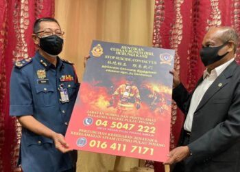 SAADON Mokhtar (kiri) dan Mohamad Anil Shah Abdullah ketika melancarkan e-poster Hentikan Cubaan Bunuh Diri di Batu Kawan, Pulau Pinang.