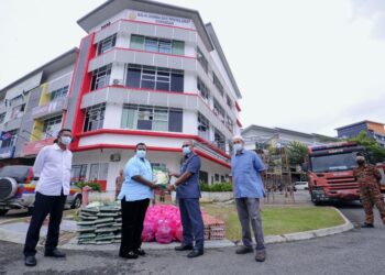 V. Saravana Kumar (dua dari kiri) menyerahkan sumbangan makanan kepada Mohammad di hadapan Bangunan Operasi Bomba, Jalan Ampangan, Seremban hari ini. Hadir sama, Ketua UMNO Bahagian Seremban, Mustafa Salim, (kiri).-UTUSAN/MOHD. SHAHJEHAN MAAMIN.