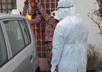 ANGGOTA bomba membuka pintu gril yang berkunci menggunakan peralatan Paratech Tools di Jalan Timur 20, Taman Timur, Skudai, Johor.