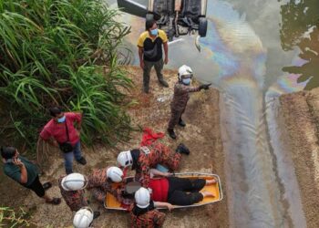 MANGSA yang terbabas ke dalam sungai ketika dalam perjalanan ke tempat kerja pagi tadi diselamatkan orang awam sebelum ketibaan bomba di Jalan Telujuk, Felda Air Tawar 3, Kota Tinggi di Johor.