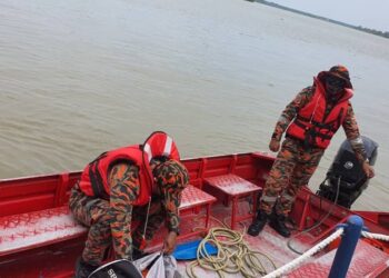 ANGGOTA bomba melakukan operasi mencari lelaki dipercayai lemas selepas terjatuh di Sungai Perak berhampiran Jeti Pokok Asam di Teluk Intan hari ini. - UTUSAN/IHSAN JBPM PERAK