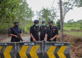 MULKIAMAN Manzar (kanan) meninjau salah satu lorong tikus yang ditutup dengan penghadang konkrit di Kampung Bukit Tembaga, Kuala Nerang, Padang Terap. - UTUSAN/SHAHIR NOORDIN
