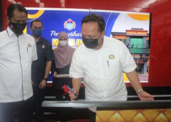 HASNI Mohammad (kanan) ketika menandatangani plak perasmian Majlis Perbandaran Pontian (MPPn) yang diisytiharkan sebagai majlis perbandaran keenam di Ruang Legar MPPn di Pontian, Johor.