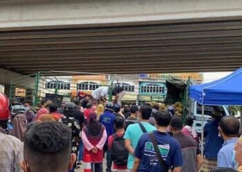 ORANG ramai yang beratur pada program pemberian durian percuma di Parit Buntar semalam. - UTUSAN/MEDIA SOSIAL
