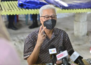 ISMAIL Sabri Yaakob dalam sidang akhbar selepas menyampaikan bakul makanan kepada seorang penerima di Masjid Kampung Charuk Puting di Bera, Pahang. - UTUSAN/SHAIKH AHMAD RAZIF